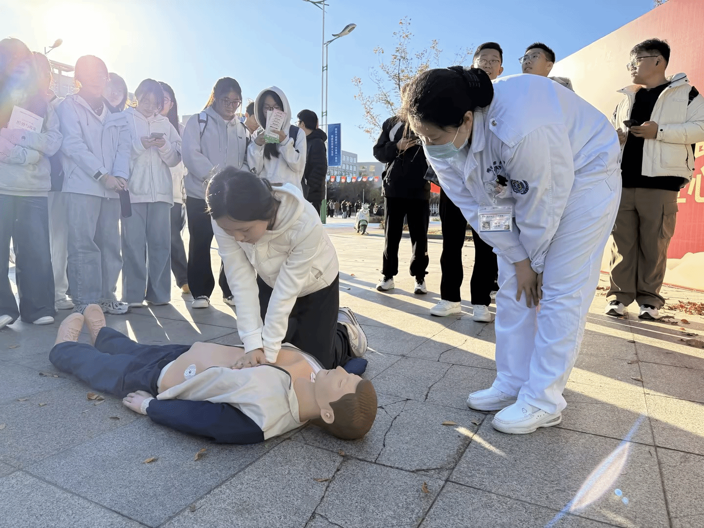 我校联合高新区卫健局开展公益义诊活动